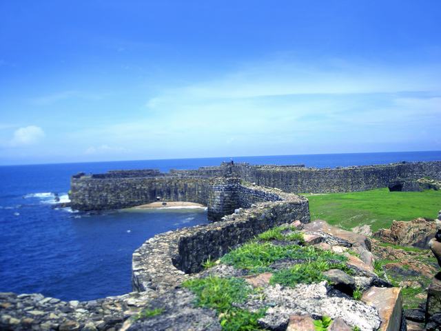 https://d3r8gwkgo0io6y.cloudfront.net/upload/sindudurgh fort.jpg